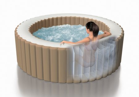 Entspannende Szene mit einer Person im Intex Pure Spa Whirlpool 