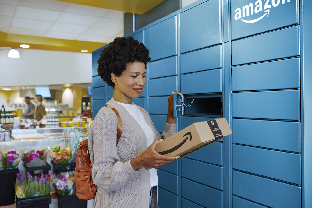 Ein Amazon Locker in einem Einkaufszentrum: Die moderne und sichere Möglichkeit, Ihre Amazon-Pakete abzuholen.